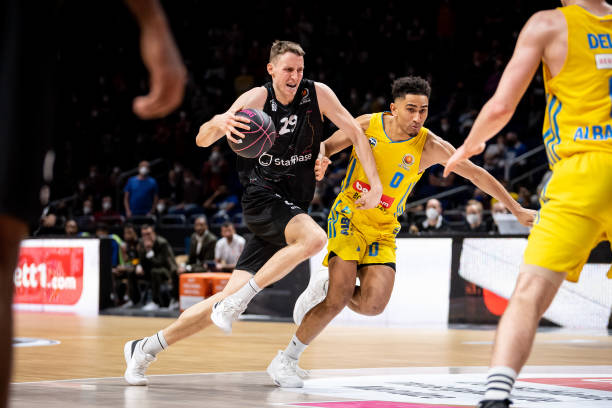 队中扮演着 队中扮演着